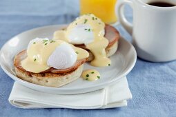 Egg Benedict (English Muffin mit Schinken, pochiertem Ei und Sauce Hollandaise, USA)