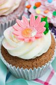 Vanille-Cupcake mit rosa Zuckerblume