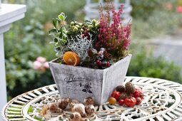 Herbstliches Gesteck auf Gartentisch