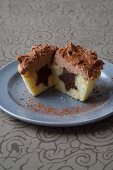 Vanille-Cupcake mit Schokoladenherz in der Mitte und mit Schokoladencreme