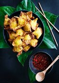Frittierte Teigtäschchen mit Chilisauce (Asien)