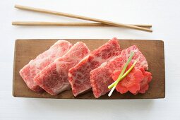 Rohes aufgeschnittenes Rindfleisch vom Wagyu-Rind