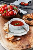 Suppe aus gebackenen Tomaten, dazu Tomatenkranzbrot