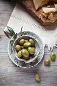 Grüne Oliven, dazu Pecorino