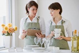 Zwei Damen bei Catering-Besprechung