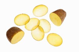 Kartoffelhälften und Kartoffelscheiben
