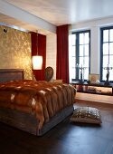 Fürstliches Schlafzimmer mit imposamtem, mit Pelz bedeckten Doppelbett; hinter dem gepolsterten Kopfende eine goldglänzende Wand