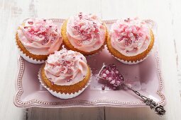 Rosa Cupcakes mit Zuckerperlen