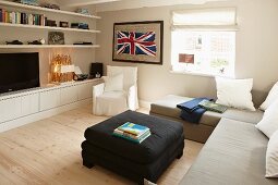 Sofalandschaft in modernem Wohnraum mit Union Jack