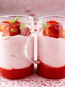 Schichtdessert mit Himbeersauce, Himbeermousse und frischen Beeren