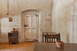 Tisch in einem Zimmer mit Lehmziegelwänden in der Mission La Purisima State Historic Park, Lompoc, Kalifornien