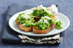 Crostini with peas and parmesan