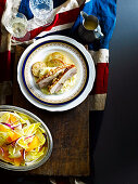 Knuspriger Schweinebauch mit Apfelweinsauce und Orangen-Chicoree-Salat