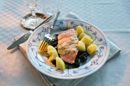 Salmon fillet with spinach and boiled potatoes
