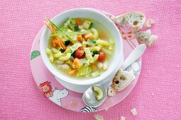 Macaroni soup with vegetables