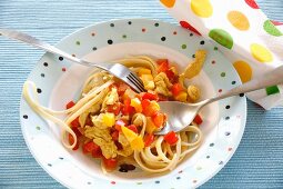 Linguine with turkey and pepper sauce