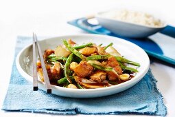 Chicken with green beans and macadamia nuts