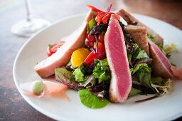 Blattsalat mit Thunfisch, Tomaten und Früchten