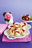 Puff pastry bites with vanilla cream and strawberries