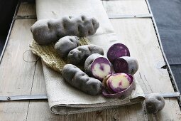 Violette Trüffelkartoffeln, ganz und halbiert