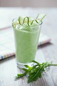 Rucola-Gurken-Smoothie auf Holzplatte