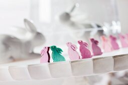 Hasenfiguren aus Porzellan & Holz als Dekoobjekte fürs Osterfest