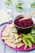 Rote-Bete-Dip mit Chips und Staudensellerie