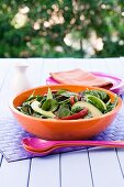 Spinatsalat mit gebratenem Gemüse und Avocado