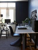 Arbeitszimmer im Designerstil mit zwei Schreibtischen, Computer und Dekogegenständen