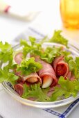 Schinkenröllchen mit Hähnchenfleisch, Ei oder Tomate auf grünem Salat