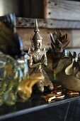 Knieende Buddhastatue aus Bronze auf Tisch