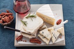 Goat's cheese and blue cheese with pecan nuts, rosemary and red wine