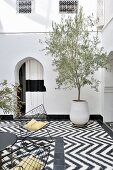 Fliesenboden mit grafischem Schwarzweissmuster in marokkanischem Innenhof