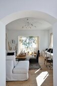 Gemütlicher Wohnraum in Naturfarben mit vielfältigen Sitzmöglichkeiten und dekorativer Gestaltung im nordafrikanischen Stil