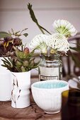 Winterliche Tischdekoration mit Blüten in Vasen