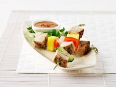 Chicken breast skewers with vegetables and mango, with peanut sauce