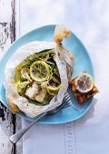 Cod with lemon slices, green beans and fennel, wrapped in baking parchment