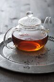 Tee in der Teekanne aus Glas