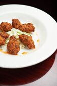 Frittierte Alligator Nuggets mit scharfer Sauce und Weisskohlsalat (USA)