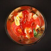 Gemischtes Gemüse, Tomatensauce und Brotwürfel (für Gazpacho) in einem Mixer