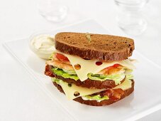 BLT-Sandwich mit Emmentaler und Hähnchen