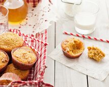 Herbstliche Butternusskürbis-Apfel-Walnuss-Muffins, Milch und Strohhalme