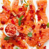 Lachs-Sashimi mit Granatapfelkernen und Blutorangen-Granita zu Ostern