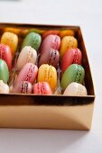 Bunte Macarons in der Schachtel