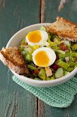 Salat mit weich gekochtem Ei und Sodabrot