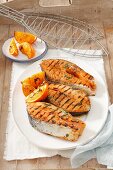 Gegrillte Lachskoteletts mit Orangenspalten