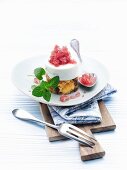 Ziegenkäse-Früchtebrot-Törtchen mit geeistem Traubenmost