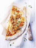 Pizza tonno (pizza with tuna, Italy)