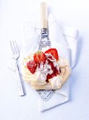 Meringue with strawberries and cream