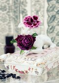 Violette Edelrose & lilafarbene Nelke auf antiker Porzellanschatulle mit Hundefigur